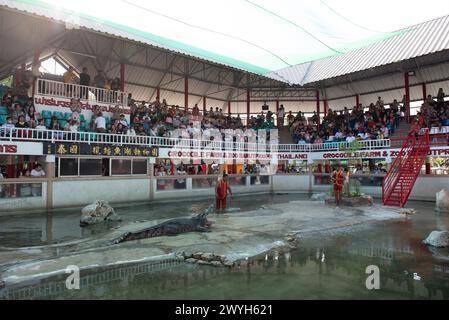 Samut Prakan, Samut Prakan, Thailand. April 2024. Thailändische Touristen und Ausländer, vor allem Familiengruppen, reisten am 6. April 2024 zu einer lebhaften Vorstellung auf der Samutprakan Crocodile Farm and Zoo. In der Provinz Samut Prakan. 35 km von Bangkok. Nachdem sie aufgrund der COVID-19-Epidemiesituation für drei Jahre vorübergehend geschlossen worden war. (Kreditbild: © Teera Noisakran/Pacific Press via ZUMA Press Wire) NUR REDAKTIONELLE VERWENDUNG! Nicht für kommerzielle ZWECKE! Stockfoto