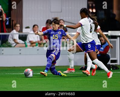 Atlanta, Georgia, USA. April 2024. Der japanische Stürmer AOBA FUJINO (15) übergibt den Ball während des Halbfinalspiels des SheBelieves Cup 2024 zwischen den USA und Japan am 6. April 2024 in Atlanta. Die Vereinigten Staaten siegten mit 2:1. (Kreditbild: © Scott Coleman/ZUMA Press Wire) NUR REDAKTIONELLE VERWENDUNG! Nicht für kommerzielle ZWECKE! Stockfoto