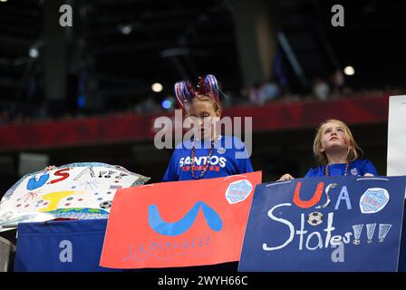 Atlanta, Georgia, USA. April 2024. Fans beim Halbfinalspiel des SheBelieves Cup 2024 zwischen den USA und Japan am 6. April 2024 in Atlanta. Die Vereinigten Staaten siegten mit 2:1. (Kreditbild: © Scott Coleman/ZUMA Press Wire) NUR REDAKTIONELLE VERWENDUNG! Nicht für kommerzielle ZWECKE! Stockfoto