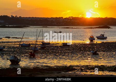 Hafen von Carantec, im Hintergrund Saint-Pol-de-Léon, Morlaix Bay, Finistère, Bretagne, Bretagne, Frankreich. Stockfoto