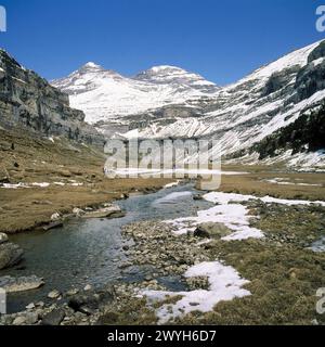 Pico Soum de Ramond (Mitte), Monte Perdido (links) und Araza River. Circo de Soaso. Parque Nacional de Ordesa. Pyrenäen. Huesca. Spanien. Stockfoto