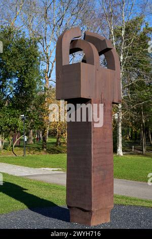 "In Lobe of Iron III, Corten Steel", 1991, Eduardo Chillida (1924-2002), Chillida Leku Museoa, Donostia, San Sebastian, Baskenland, Spanien. Stockfoto