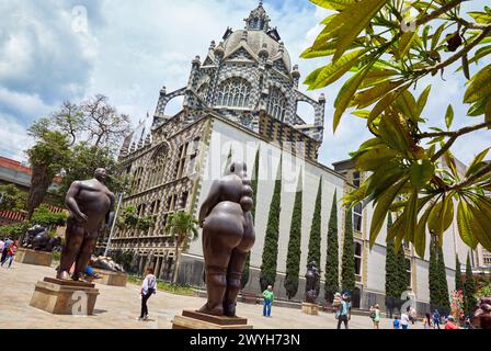 Skulpturen „Adan“ und „Eva“ von Fernando Botero, Palacio de la Cultura, Plaza Fernando Botero, Medellin, Antioquia, Kolumbien, Südamerika. Stockfoto