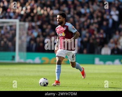 Birmingham, Großbritannien. April 2024. Douglas Luiz von Aston Villa in Aktion. Premier League Match, Aston Villa gegen Brentford im Villa Park in Birmingham am Samstag, den 6. April 2024 dieses Bild darf nur für redaktionelle Zwecke verwendet werden. Nur redaktionelle Verwendung, Bild von Andrew Orchard/Andrew Orchard Sportfotografie/Alamy Live News Credit: Andrew Orchard Sportfotografie/Alamy Live News Stockfoto