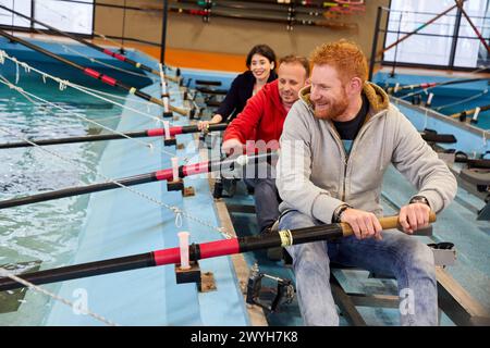 Fremdenführer unterrichtet Touristen die Rudertrainingseinrichtungen, Rudergesellschaft Koxtape Pasajes de San Juan, Pasaia, Gipuzkoa, Baskenland, Spanien, Europa. Stockfoto