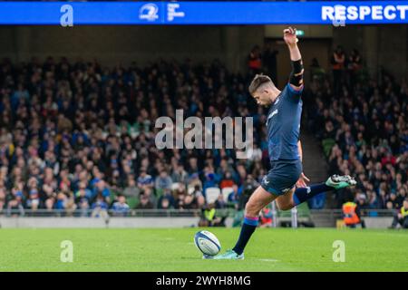 Dublin, Irland. April 2024. Ross Byrne von Leinster absolvierte eine Konvertierung während des Investec Champions Cup, dem Spiel der Achtelfinale zwischen Leinster Rugby und Leicester Tigers im Aviva Stadium in Dublin, Irland am 6. April 2024 (Foto: Andrew SURMA/ Credit: SIPA USA/Alamy Live News) Stockfoto
