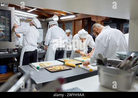 Küche, Restaurant Martin Berasategi, Lasarte, Gipuzkoa, Baskenland, Spanien, Europa. Stockfoto