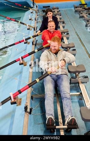 Fremdenführer unterrichtet Touristen die Rudertrainingseinrichtungen, Rudergesellschaft Koxtape Pasajes de San Juan, Pasaia, Gipuzkoa, Baskenland, Spanien, Europa. Stockfoto