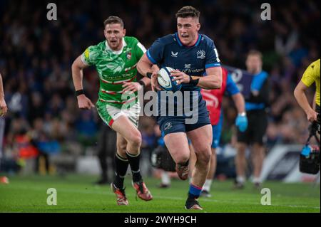 Dublin, Irland. April 2024. Dan Sheehan von Leinster spielt mit dem Ball während des Investec Champions Cup, dem Spiel der Achtelfinale zwischen Leinster Rugby und Leicester Tigers im Aviva Stadium in Dublin, Irland am 6. April 2024 (Foto: Andrew SURMA/ Credit: SIPA USA/Alamy Live News) Stockfoto
