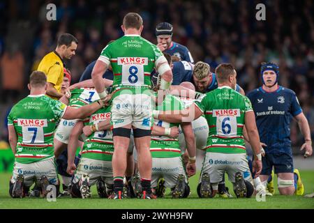 Dublin, Irland. April 2024. Die Spieler bereiten sich auf einen Scrum beim Investec Champions Cup vor, dem Spiel im Achtelfinale zwischen Leinster Rugby und Leicester Tigers im Aviva Stadium in Dublin, Irland am 6. April 2024 (Foto: Andrew SURMA/ Credit: SIPA USA/Alamy Live News Stockfoto