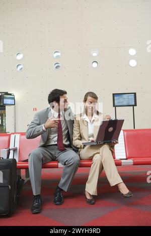 Geschäftsleute. Wartezimmer. Bahnhof Delicias, Zaragoza, Aragón. Spanien. Stockfoto