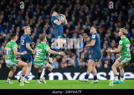 Dublin, Irland. April 2024. Hugo Keenan von Leinster springt während des Investec Champions Cup, dem Achtelfinale zwischen Leinster Rugby und Leicester Tigers im Aviva Stadium in Dublin, Irland am 6. April 2024 um den Ball (Foto: Andrew SURMA/ Credit: SIPA USA/Alamy Live News) Stockfoto
