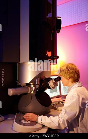 Bildgebung mit Atomauflösung mittels TEM, hochauflösendes Transmissionselektronenmikroskopie-Labor HR-TEM, Materialcharakterisierung auf Nanoskala, Echtzeitbeobachtung von Phänomenen auf Nanoskala, CIC nanoGUNE, Nanoscience Cooperative Research Center, San Sebastian, Donostia, Gipuzkoa, Euskadi, Spanien. Stockfoto