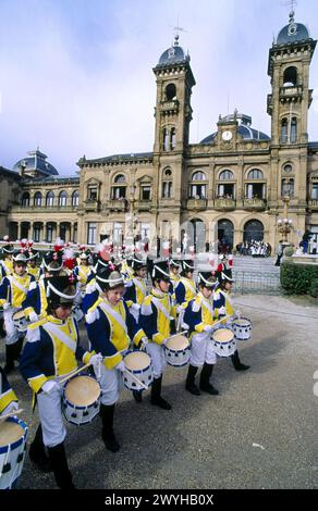 Tamborrada vor dem Rathaus, baskische Folklore. San Sebastian, Baskenland, Spanien. Stockfoto