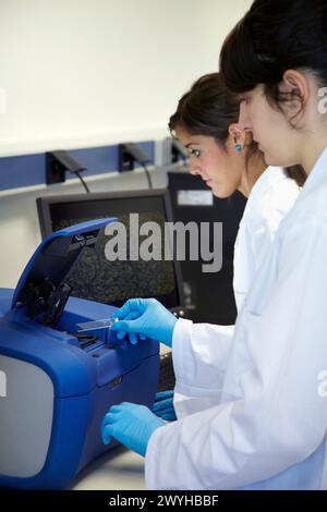 GenePix 4000A Scanner Axon Instruments wird zum Lesen und Sammeln von Daten von DNA Microarray verwendet dieser Scanner ist mit zwei Lasern und Filtern ausgestattet, die eine Anregung ermöglichen, die nachträgliche Erkennung der Fluoreszenz, die nach der Probenhybridisierung auf dem Microarray emittiert wird, Biotechnologie Laboratory, Health Area, Alava Technology Park, Technology Centre, Tecnalia Research & Innovation, Miñano, Araba, Baskenland, Spanien. Stockfoto