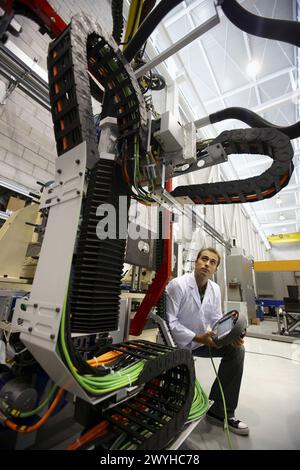 Forscher, der an einem tragbaren Roboter von Roptalmu arbeitet, um Löcher in Flugzeugkomponenten zu bohren, Fatronik-Tecnalia, Forschungs- und Technologiezentrum, Donostia, Baskenland, Spanien. Stockfoto