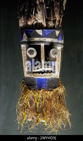 Maske. Bevölkerung Krow. elfenbeinküste. S.XIX. Museum Musée du Quai Branly, spezialisiert auf primitive oder Stammeskunst, Architekt Jean Nouvel. Paris. Frankreich. Stockfoto