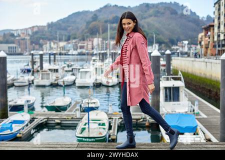 Junge Frau, Marina, Pasai Donibane, Pasaia Port, Gipuzkoa, Baskenland, Spanien, Europa. Stockfoto