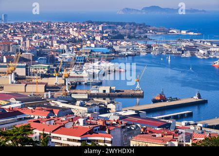 Puerto y Ria de Vigo, Vista desde Parque Monte do Castro, Al fondo Islas Cies, Vigo, Pontevedra, Galicien, Spanien. Stockfoto