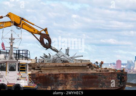 Die aus dem Patapsco-Fluss entnommenen Trümmer werden auf einen Lastkahn geladen, um sie von den Einsatzkräften zu entfernen. Das Unified Command arbeitet daran, den Fluss des kritischen Handels in und aus Baltimore wiederherzustellen. Key Bridge Response 2024 Unified Command Foto von Dylan Burnell, USACE. Stockfoto