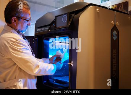 3D-Eindruck der Hüfte eines Patienten von einem medizinischen Bild, 3D-Drucker, Additive Technologien PolyJet oder FDM für Rapid Prototyping, Radiologie, Krankenhaus Donostia, San Sebastian, Gipuzkoa, Baskenland, Spanien. Stockfoto