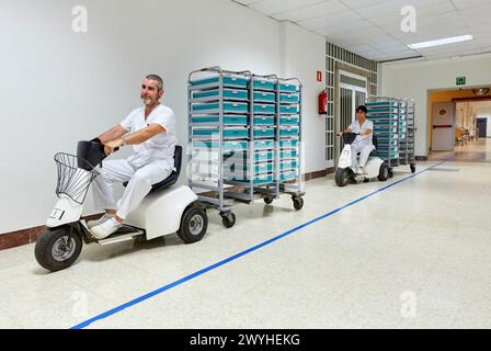 Innerer Transport von Lebensmitteln in Autos, Küche, Krankenhaus Donostia, San Sebastian, Gipuzkoa, Baskenland, Spanien. Stockfoto