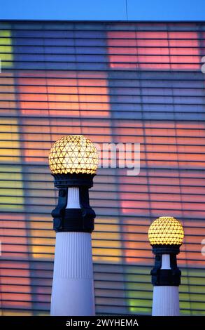 Karnevalslichter im Kursaal Center von Rafael Moneo. San Sebastián. Spanien. Stockfoto