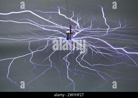 Hochspannungs-Stromschlag. Isolierdecke für die Steifigkeitsprüfung. Hochspannungs-Elektrolabor. Zertifizierung von elektrischen Betriebsmitteln. Technologische Dienstleistungen für die Industrie. TECNALIA Research & Innovation, Bizkaia, Baskenland, Spanien. Stockfoto