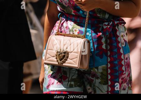 Mailand, Italien - 17. Juni 2023: Frau trägt Dolce Gabbana Tasche, Street Style Details und modische Details Stockfoto