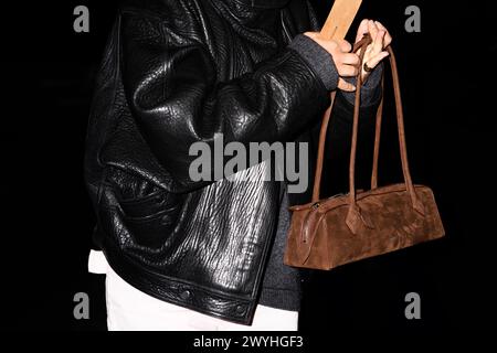 Mailand, Italien - 13. Januar 2024: Frau trägt Alaia Baguette-Tasche, Street-Style-Details Stockfoto