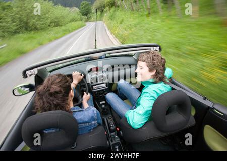 Freunde im Cabrio, Gipuzkoa, Euskadi. Spanien. Stockfoto