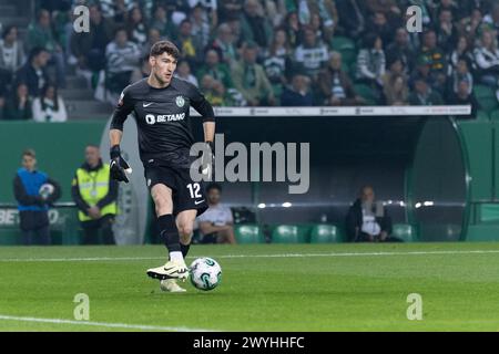 April 2024. Lissabon, Portugal. Sporting Torhüter aus Uruguay Franco Israel (12) in Aktion während des Spieltages 28 der Liga Portugal Betclic, Sporting CP gegen SL Benfica Credit: Alexandre de Sousa/Alamy Live News Stockfoto