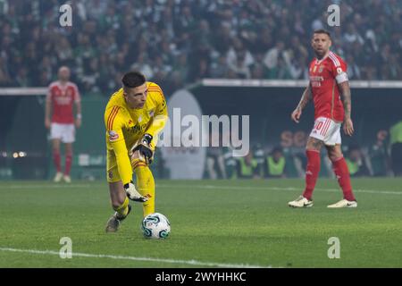 April 2024. Lissabon, Portugal. Benficas Torhüter aus der Ukraine Anatoliy Trubin (1) im Spiel des 28. Spieltags der Liga Portugal Betclic, Sporting CP gegen SL Benfica Credit: Alexandre de Sousa/Alamy Live News Stockfoto