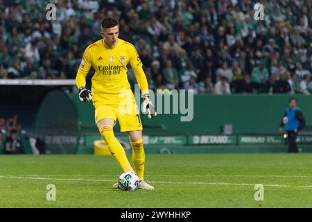 April 2024. Lissabon, Portugal. Benficas Torhüter aus der Ukraine Anatoliy Trubin (1) im Spiel des 28. Spieltags der Liga Portugal Betclic, Sporting CP gegen SL Benfica Credit: Alexandre de Sousa/Alamy Live News Stockfoto