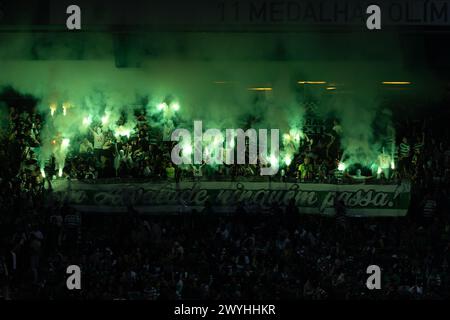 April 2024. Lissabon, Portugal. Sportliche Fans während des Spieltags 28 der Liga Portugal Betclic, Sporting CP vs SL Benfica Credit: Alexandre de Sousa/Alamy Live News Stockfoto