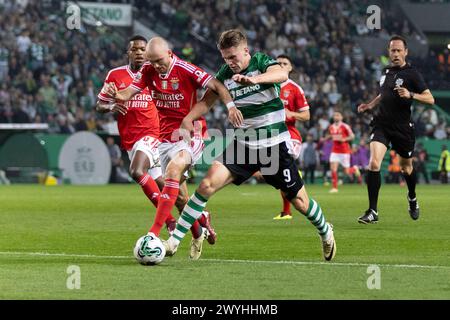 April 2024. Lissabon, Portugal. Benficas Mittelfeldspieler aus Norwegen Fredrik Aursnes (8) und Sporting Stürmer aus Schweden Viktor Gyokeres (9) in Aktion während des Spiels am 28. Spieltag der Liga Portugal Betclic, Sporting CP gegen SL Benfica Credit: Alexandre de Sousa/Alamy Live News Stockfoto