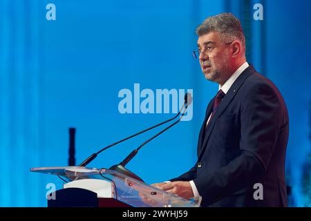 Bukarest, Rumänien. 6. April 2024: Marcel Ciolacu, rumänischer Premierminister und Präsident der Sozialdemokratischen Partei (PSD), hält seine Rede auf der Konferenz der Sozialdemokratischen Partei Europas (SPE) "Wir stehen zusammen - für unser Europa!", die im Palast des rumänischen Parlaments stattfand. Quelle: Lucian Alecu/Alamy Live News Stockfoto