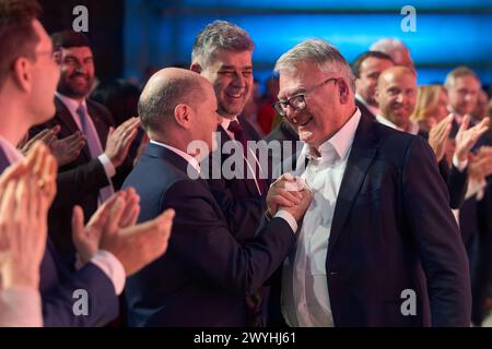 Bukarest, Rumänien. 6. April 2024: Nicolas Schmit (R), Spitzenkandidat der SPE für die EU-Wahlen, wird von Bundeskanzler Olaf Scholz (L) am Ende der Konferenz der Sozialdemokratischen Partei Europas (SPE) "Wir stehen zusammen - für unser Europa!" im Palast des rumänischen Parlaments begrüßt. Quelle: Lucian Alecu/Alamy Live News Stockfoto