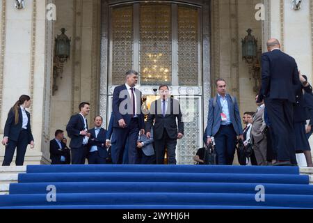 Bukarest, Rumänien. 6. April 2024: Marcel Ciolacu (C-L), Premierminister Rumäniens und Präsident der Sozialdemokratischen Partei (PSD), und Stefan Lofven (C-R), Präsident der SPE, verlassen nach der Konferenz der Sozialdemokratischen Partei Europas (SPE) "Wir stehen zusammen - für unser Europa!", die im Palast des rumänischen Parlaments stattfand. Quelle: Lucian Alecu/Alamy Live News Stockfoto