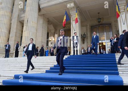 Bukarest, Rumänien. 6. April 2024: Marcel Ciolacu (C), rumänischer Premierminister und Präsident der Sozialdemokratischen Partei (PSD), verlässt die Konferenz der Sozialdemokratischen Partei Europas (SPE) "Wir stehen zusammen - für unser Europa!", die im Palast des rumänischen Parlaments stattfand. Quelle: Lucian Alecu/Alamy Live News Stockfoto