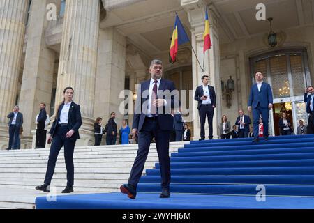 Bukarest, Rumänien. 6. April 2024: Marcel Ciolacu (C), rumänischer Premierminister und Präsident der Sozialdemokratischen Partei (PSD), verlässt die Konferenz der Sozialdemokratischen Partei Europas (SPE) "Wir stehen zusammen - für unser Europa!", die im Palast des rumänischen Parlaments stattfand. Quelle: Lucian Alecu/Alamy Live News Stockfoto