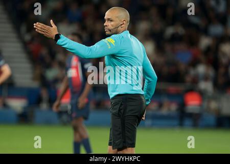 Paris, Frankreich. April 2024. Schiedsrichter Gael Angoula während des französischen Meisterschaftsspiels Ligue 1 zwischen Paris Saint-Germain und Clermont Foot 63 am 6. April 2024 im Parc des Princes Stadion in Paris, Frankreich - Foto Jean Catuffe/DPPI Credit: DPPI Media/Alamy Live News Stockfoto