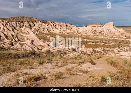 Badlands Country auf dem Pawnee National Grassland im Nordosten von Colorado. Ein 3 km langer Wanderweg schlängelt sich durch das Pawnee Buttes Grasland. Stockfoto