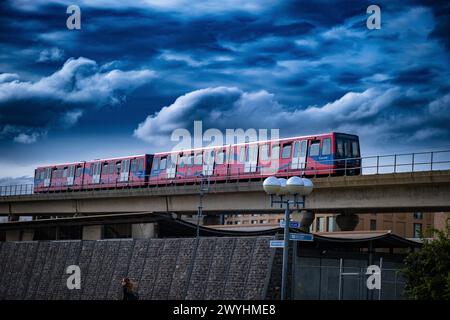 City Travel DLR Train Hintergrund in East London Stockfoto