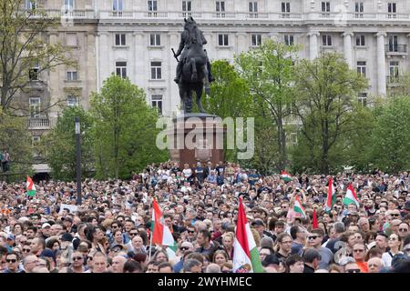 Budapest, Ungarn. April 2024. Menschen nehmen an einer regierungsfeindlichen Demonstration auf dem Kossuth-Platz in Budapest Teil, Ungarn, 6. April 2024. Ungarns neuer Oppositioneller Peter Magyar organisierte am Samstag eine massive Demonstration gegen die Regierung. Quelle: Attila Volgyi/Xinhua/Alamy Live News Stockfoto