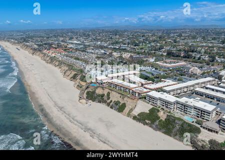 Blick aus der Vogelperspektive auf Del Mar Shores, kalifornische Küstenklippen und Haus mit blauem Pazifik. San Diego County, Kalifornien, USA Stockfoto