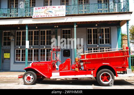 Ein antiker Feuerwehrwagen parkt vor einem Pub im historischen Sevilla-Viertel von Pensacola Stockfoto