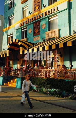 Eine Frau passiert das elegante Georgian Hotel, ein klassisches Art déco-Hotel und Café in Santa Monica, Kalifornien Stockfoto