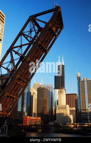 Die Kedzie Street Bridge in einer dauerhaft offenen Position umrahmt den Sears Tower, heute Willis Tower und die Wolkenkratzer in Chicago Stockfoto