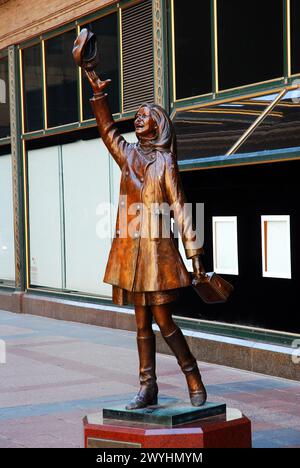 Sie werden es schließlich schaffen, eine Skulptur der Schauspielerin Mary Tyler Moore steht in der Innenstadt von Minneapolis und wird gesehen, wie sie ihren Hut in die Luft wirft. Stockfoto